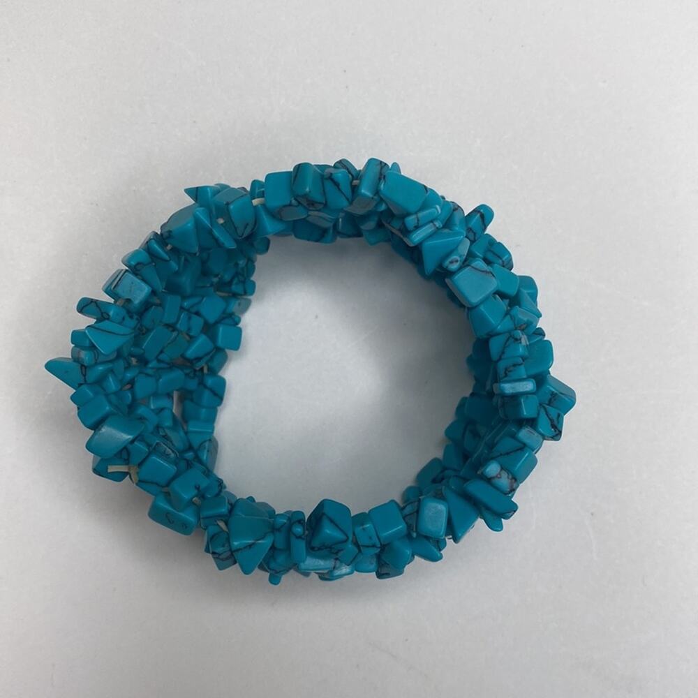 Women’s Turquoise Colored Chip/Stones Stretch Cuff Bracelet EUC OS - Picture 5 of 8